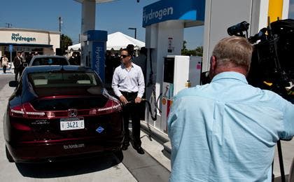 fcxx-wide-community A Honda FCX Clarity was the firstretail fuel-cell electric vehicle customer to refuel at the new Shell hydrogen station in Torrance, Calif., on May 10, 2011. (c) Honda