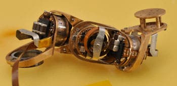 mit-configurable-robot A four-segment milli-motein chain with a one-centimeter module size. (Credit: MIT Center for Bits and Atoms)