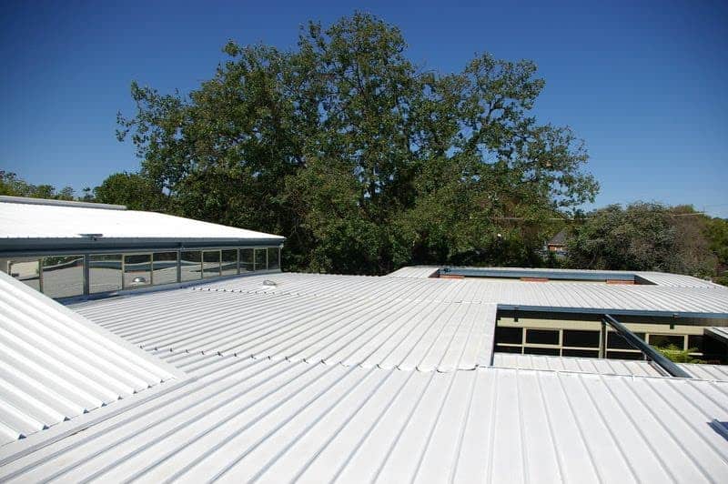 A white roof reflects heat away and keeps your home cool. Image: vtecoliving.blogspot.com