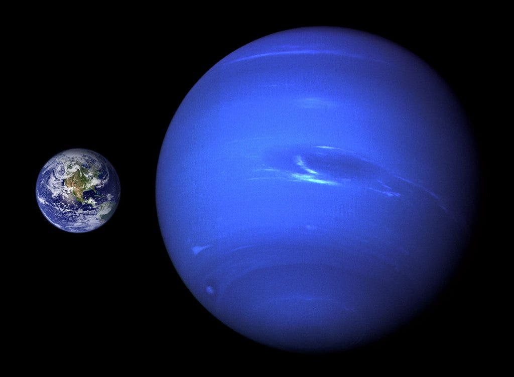 Neptune,_Earth_size_comparison