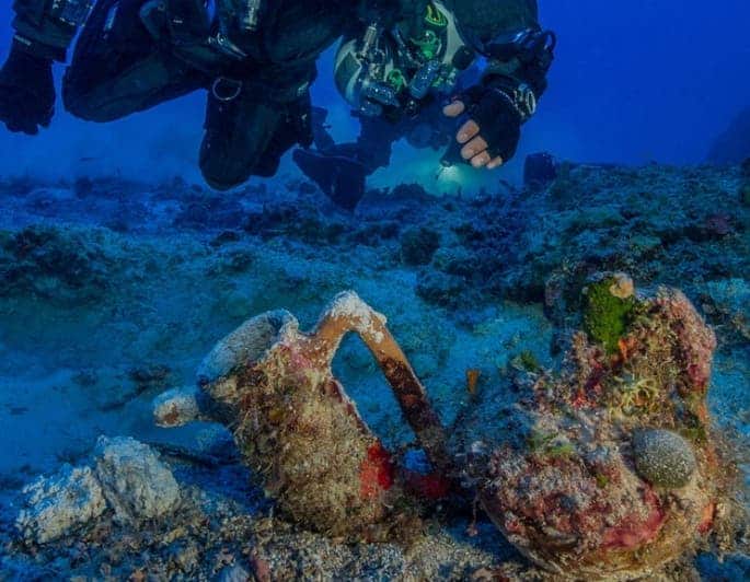 Archaeologists excavating the famous ancient Greek shipwreck that yielded the Antikythera mechanism have recovered more than 50 items including an intact amphora; a large lead salvage ring; two lead anchor stocks (possibly indicating the ship’s bow); frag (Photo : Brett Seymour, EUA/ARGO)