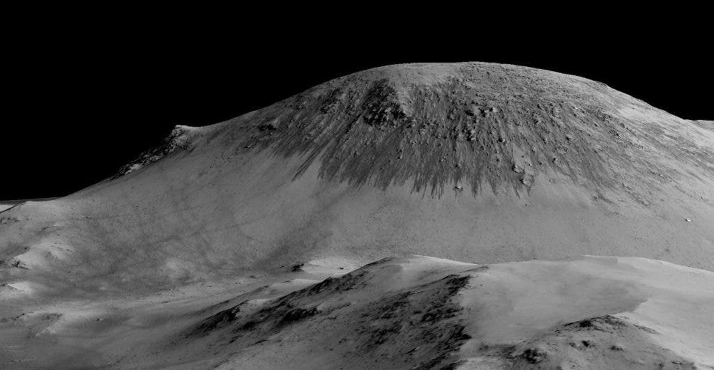 Dark narrow streaks called recurring slope lineae seen here flowing on a Martian mountain. Image: NASA/JPL