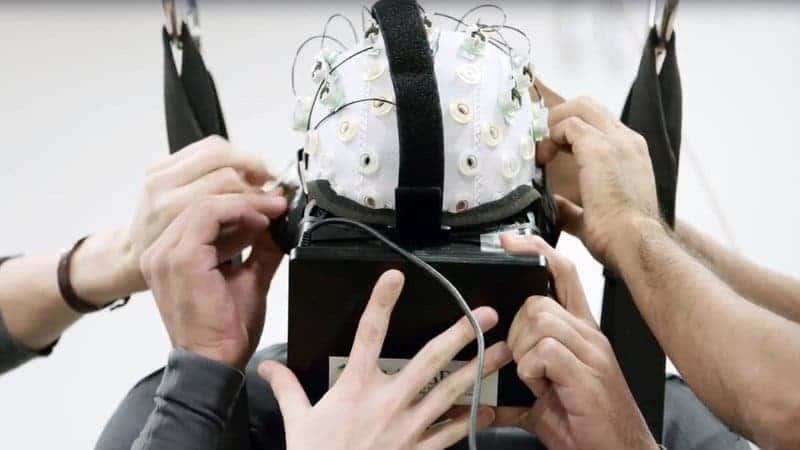 One of the patients part of the "Walk Again Project" straps a VR headset and EEG cap. This therapy helped many of the patients regain part of their senses, although they used to be completely paralyzed. 