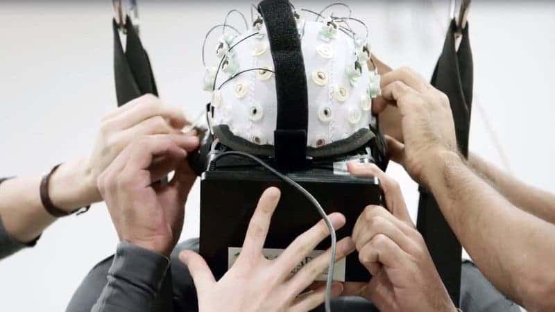 One of the patients part of the "Walk Again Project" straps a VR headset and EEG cap. This therapy helped many of the patients regain part of their senses, although they used to be completely paralyzed.
