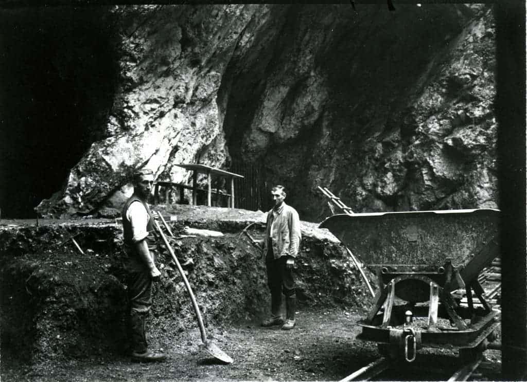 Excavations at the entrance of Hohlenstein-Stadel cave in 1937, the year when the Neanderthal femur was discovered. Credit: Museum Ulm.
