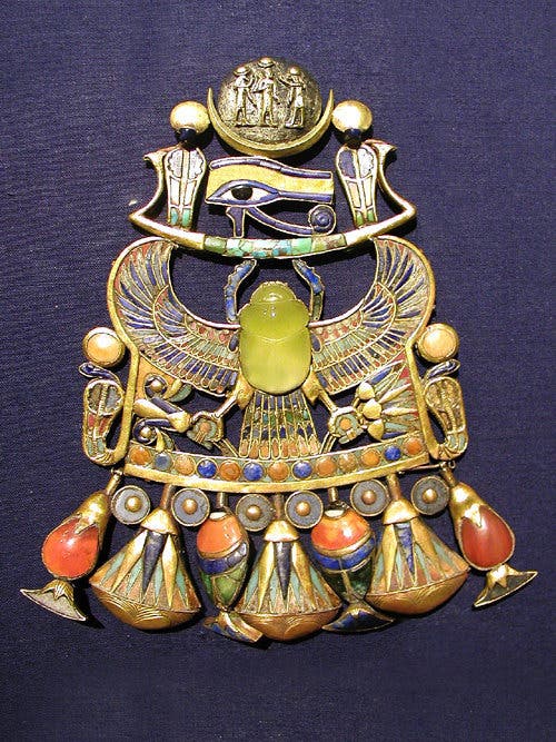 Breastplate found in King Tutankhamun’s tomb. The scarab is made out of Libyan desert glass. Credit: Wikimedia Commons.