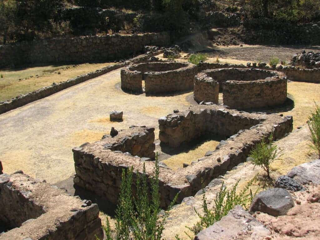 Qullqa ruins.
